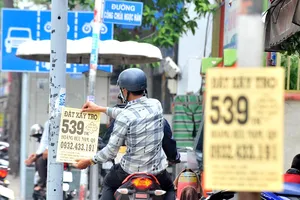 Rác trên cột điện