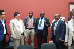 Đại diện lãnh đạo Chính phủ Tanzania và đại điện Tập đoàn T&T chia sẻ niềm vui sau khi hợp đồng được ký kết