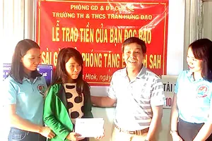 Trao tiền bạn đọc giúp em Đinh Sah