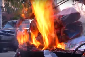 Sự chủ quan khi đốt vàng mã của người dân  gây nguy cơ cháy nổ cao