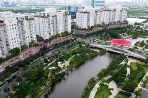 Hồ sinh thái chứa và điều tiết nước tại một khu dân cư ở quận 2 Ảnh: CAO THĂNG