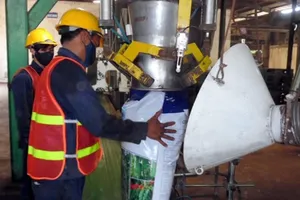 Nhiều doanh nghiệp đang chuyển sang sản xuất phân bón hữu cơ  để bảo vệ môi trường. Ảnh: Văn Phúc