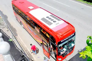 Xe đậu đón khách ở khu vực Khu du lịch văn hóa Suối Tiên sáng 31-8. Ảnh: THÀNH TRÍ