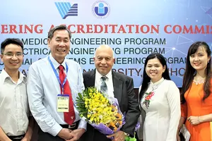 Bộ môn Kỹ thuật y sinh chụp hình lưu niệm cùng đại diện tổ chức ABET  làm việc tại Trường Đại học Quốc tế (Đại học Quốc gia TPHCM)