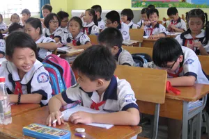 Để con đến lớp, phụ huynh phải đến trường  đóng các khoản thu vào đầu năm học