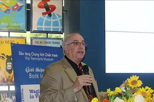Ông Ron Carver, thành viên biên soạn quyển sách “Waging peace in Việt Nam” phát biểu tại buổi giới thiệu sách. Ảnh: TTXVN