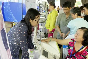 Nhiều người dân đến kiểm tra sức khỏe qua các thiết bị y tế được giới thiệu tại Techmart 2019. Ảnh: T.Ba