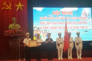 Thượng tướng Nguyễn Trọng Nghĩa trao huân chương Bảo vệ  Tổ quốc hạng nhất cho Bộ tư lệnh quân chủng hải quân