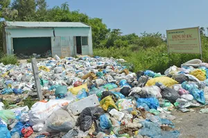 Thị xã Điện Bàn rác thải vung vãi khắp nơi. Ảnh: NGỌC PHÚC