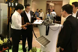 Doanh nghiệp tìm hiểu công nghệ mới tại buổi trình diễn các sản phẩm của các tập đoàn quốc tế.  Ảnh: TẤN BA