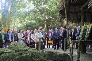  Đoàn văn nghệ sĩ TPHCM nghe kể lại những ngày tháng Bác Hồ sống và làm việc tại lán Nà Lừa