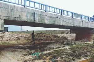 Cầu qua kênh T1, nơi phát hiện nhiều điểm hư hỏng dưới mặt gầm cầu