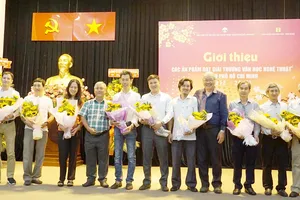 Nhóm tác giả ở lĩnh vực nhiếp ảnh và hội họa nhận Giải thưởng VHNT TPHCM 5 năm lần II