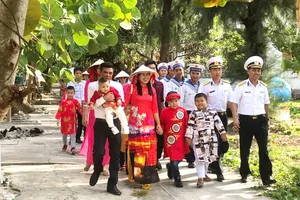 Cán bộ - chiến sĩ và người dân trên đảo Song Tử Tây