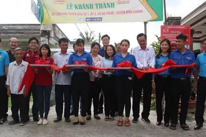 Bàn giao 3 tuyến hẻm bê tông ở huyện Bình Chánh