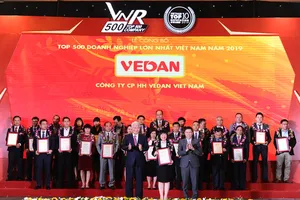 Đại diện Vedan nhận chứng nhận Top 500 Doanh nghiệp lớn nhất Việt Nam năm 2019