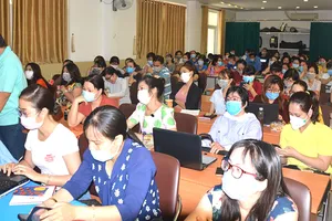 Cán bộ, giáo viên Trường Tiểu học Nguyễn Bỉnh Khiêm tham gia tập huấn biện pháp phòng chống dịch nCoV