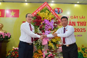 Bí thư Thành ủy TPHCM Nguyễn Thiện Nhân tặng hoa chúc mừng  Đại hội Đảng bộ phường Cát Lái (quận 2). Ảnh: VIỆT DŨNG