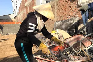 Lao động nữ tuổi trung niên rất khó tìm được việc làm,  hoặc phải chấp nhận làm công việc nặng nhọc.  Ảnh: BÙI ANH TUẤN 