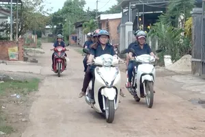 Các đội viên Đội nữ dân phòng Xuân Phú đi tuần