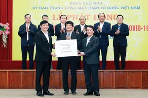 Thaco trao 10 tỷ đồng hỗ trợ Quỹ phòng chống dịch Covid-19