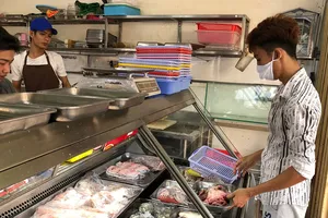 Một cửa hàng bán hải sản tại quận 10 (TPHCM) được chủ nhà  hỗ trợ giảm giá thuê mặt bằng 30% (ảnh chụp chiều 25-3).  Ảnh: THANH HẢI