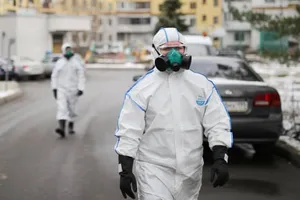 Nhân viên y tế làm nhiệm vụ khử trùng tại Moscow , Nga khi tổng số người tử vong do Covid-19 trên toàn cầu đã gần 53.000 ca. Ảnh: TASS