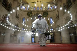 Một công nhân đô thị trong bộ đồ bảo hộ đang khử trùng Nhà thờ Hồi giáo Kilic Ali Pasha ở Istanbal, Thổ Nhĩ Kỳ khi số ca tử vong do Covid-19 trên toàn cầu đã vượt 2,4 triệu. Ảnh: REUTERS