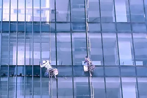 Trong việc thi công các công trình cao ốc cần thực hiện đầy đủ  quy định pháp luật về biện pháp an toàn lao động. Ảnh: MINH THẢO