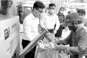 Người nghèo nhận gạo tại điểm phát gạo nghĩa tình  do Trung tâm Công tác xã hội Công đoàn TPHCM tổ chức