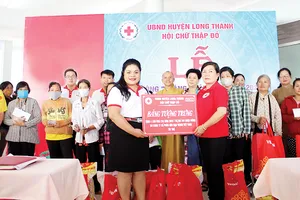 Bà Nguyễn Thu Thủy - đại diện Vedan trao bảng tượng trưng 4 căn nhà  cho đại diện Hội Chữ thập đỏ huyện Long Thành, tỉnh Đồng Nai