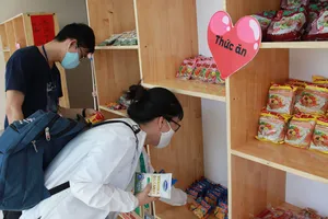 Sinh viên Trường Đại học Y Dược TPHCM nhận nhu yếu phẩm  tại Góc sẻ chia do Đoàn trường thành lập
