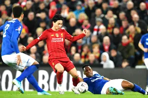 Liverpool sẽ tái ngộ Everton trong trận derby vùng Merseyside khi Premier League được phép trở lại