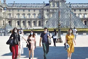 Kim tự tháp trước Bảo tàng Louvre, Pháp, đã mở cửa trở lại 