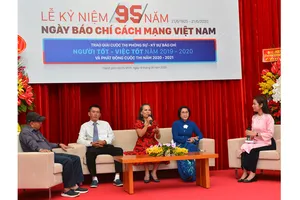 Giao lưu cùng các tác giả đoạt giải. Ảnh: VIỆT DŨNG