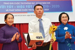 Phó Bí thư Thành ủy TPHCM Võ Thị Dung và Nguyên Phó Bí thư Thành ủy Nguyễn Thị Thu Hà trao giải nhất cho tác giả Dương Minh Anh. Ảnh: VIỆT DŨNG