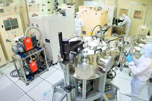 Cán bộ nghiên cứu làm việc tại Phòng thí nghiệm Công nghệ nano, ĐHQG TPHCM