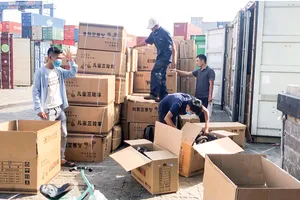 Cơ quan chuyên trách kiểm tra container hàng hóa  vi phạm trên địa bàn TPHCM. Ảnh: THI HỒNG
