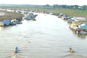 Làng cá La Ngà cần sớm được di dời 