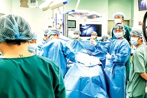 12 giờ căng mình phẫu thuật tách rời  cặp song sinh dính liền phức tạp