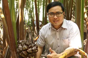 Phan Minh Tiến giới thiệu cách lấy mật dừa nước