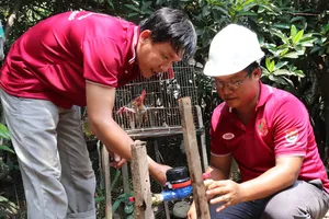 Nhân viên ngành nước lắp đồng hồ nước cho người dân  ở Doi Mỹ Khánh, huyện Cần Giờ