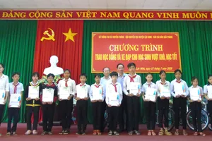 Các em học sinh nghèo Lộc Ninh nhận học bổng và quà tặng  của chương trình