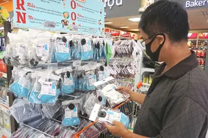 Nhân viên Co.opmart Đà Nẵng chuẩn bị hàng hóa tiếp tế  cho các khu cách ly