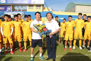 Ông bầu Nguyễn Văn Đệ chào đón HLV Nguyễn Thành Công về dẫn dắt CLB Thanh Hóa ở mùa bóng 2020. Ảnh: PHƯƠNG MINH