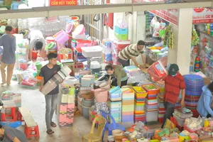 Đa dạng mặt hàng gia dụng bày bán tại chợ Bình Tây. Ảnh: CAO THĂNG