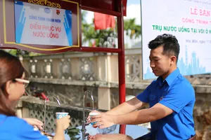 Trao 4 trụ nước uống tại vòi tặng Khu di tích lịch sử Ngã ba Giồng