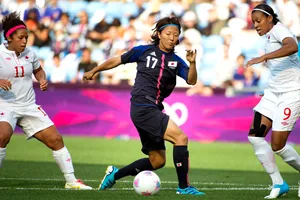 Yuki Nagasato (17) trở thành nữ cầu thủ Nhật Bản đầu tiên thi đấu cùng các nam đồng nghiệp