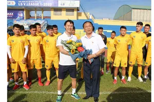 Ai nên thay đổi?