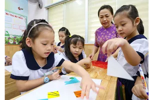 Cô Nguyễn Thị Thu Vân hướng dẫn học sinh lớp 1/6 Trường Tiểu học Nguyễn Bỉnh Khiêm, quận 1 bài học nhóm. Ảnh:  HOÀNG HÙNG